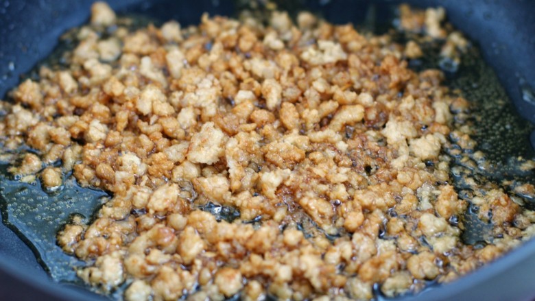 肉末冬瓜,调入少许<a style='color:red;display:inline-block;' href='/shicai/ 788'>生抽</a>翻炒至肉末上色盛出,锅中留底油备用