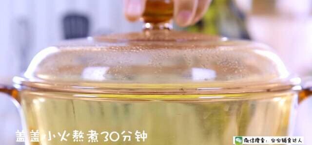 宝宝黄桃罐头 宝宝辅食食谱,盖盖小火熬煮30分钟。