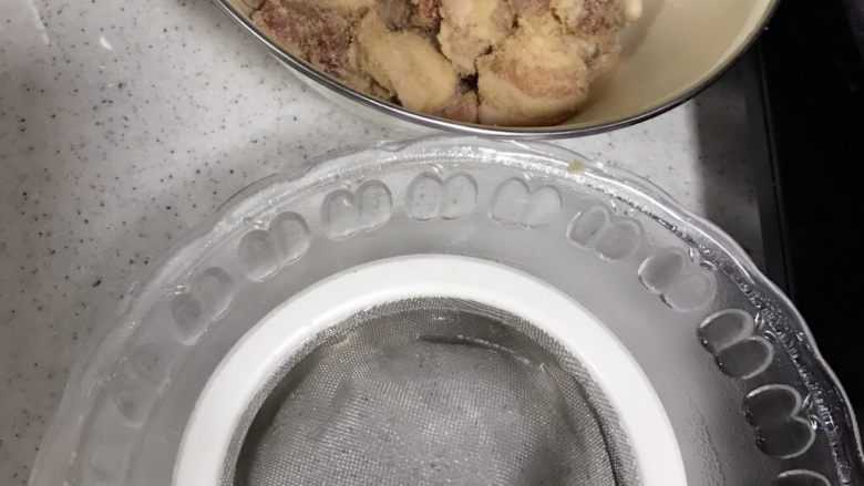 油炸米粉肉
,准备一个空碗,一个滤网。