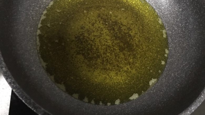 油炸米粉肉
,加入油,中小火,加热至周围冒小泡泡即可。