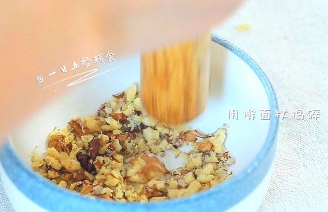 苹果核桃全麦软饼,核桃掰开，用擀面杖捣碎。2岁半以下可以用料理机打成粉。