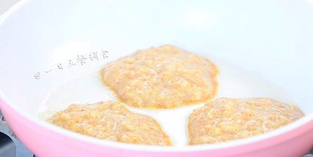 苹果核桃全麦软饼,将一个个用勺子放入，开小火煎。
🌻小贴士：饼不要做的太薄，因为苹果放的比较多，太薄面糊会不成型容易散。