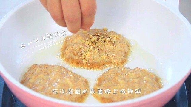 苹果核桃全麦软饼,在没凝固的表面撒上核桃碎。
🌻小贴士：除了核桃，还可以花生碎，腰果碎等。