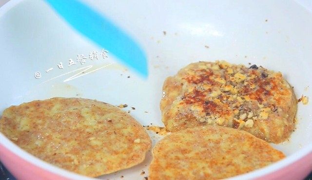 苹果核桃全麦软饼,煎至金黄色即可出锅。