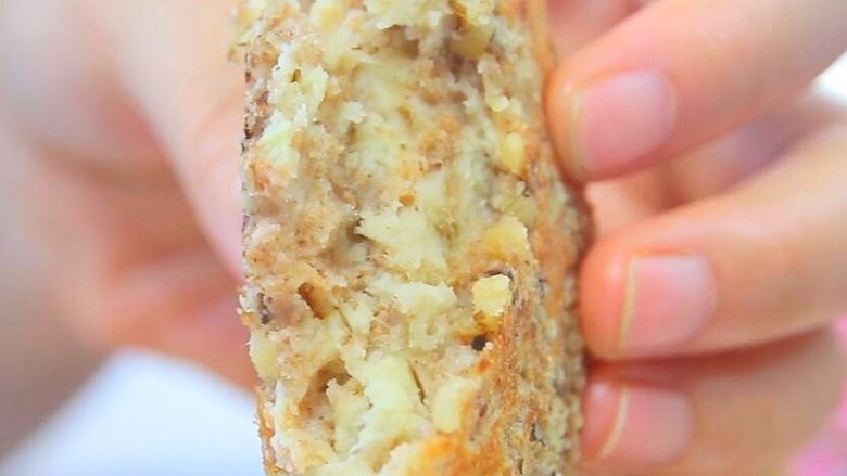 苹果核桃全麦软饼,掰开来看一下，真的很嫩。