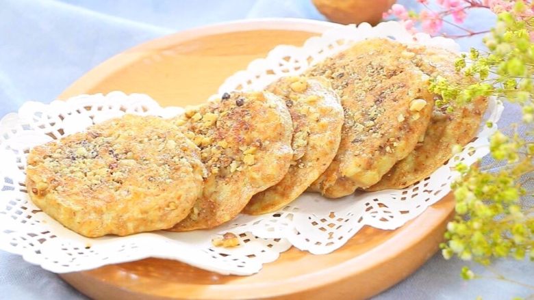 苹果核桃全麦软饼, 饼香香还有淡淡的甜，适合给宝宝做早晚餐，做点心也很好。