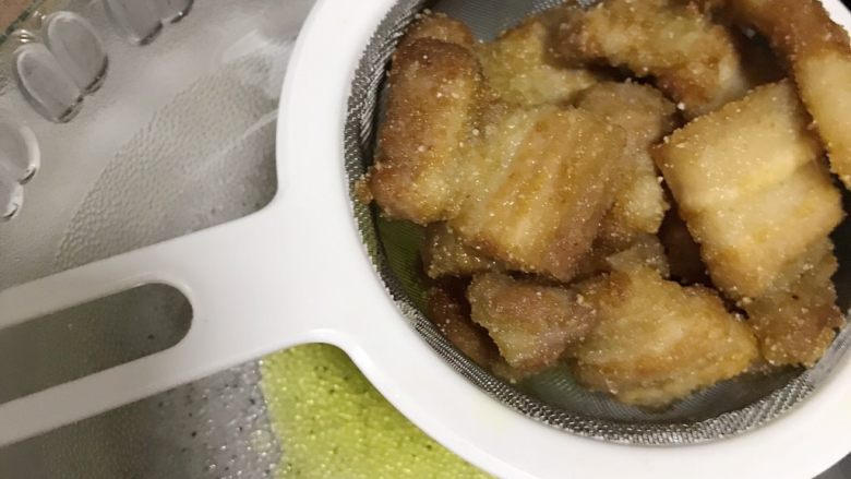 油炸米粉肉
,炸至金黄,不粘,即可夹出来,滤网内,过滤油。
