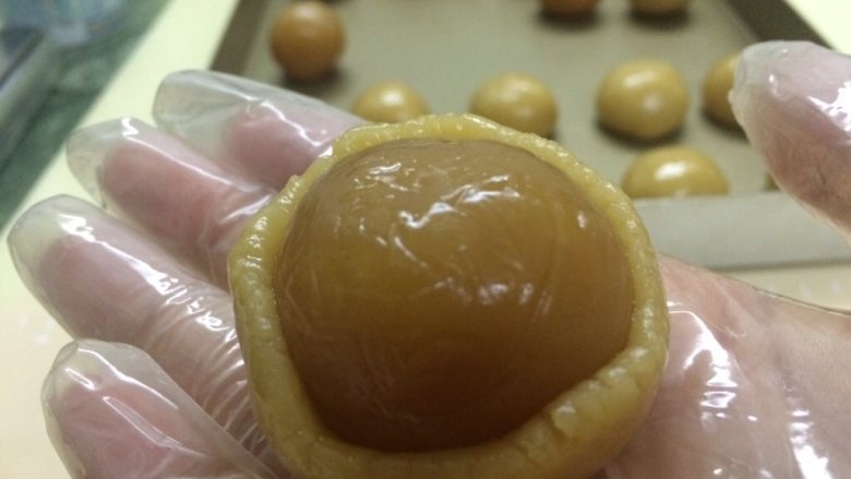 广式莲蓉蛋黄月饼,用虎口慢慢推上去,饼皮很好操作滴。