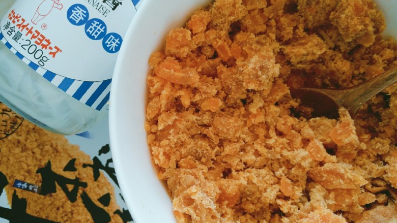 蛋黄肉松小酥饼,咸蛋黄用勺子背压碎，加入<a style='color:red;display:inline-block;' href='/shicai/ 432'>肉松</a>和一大勺<a style='color:red;display:inline-block;' href='/shicai/ 4856'>沙拉酱</a>，混合均匀。