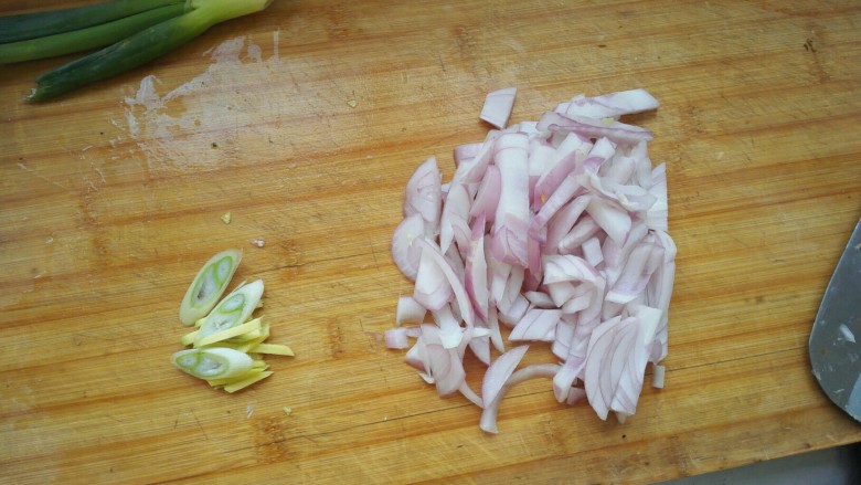 白菜猪肉炖粉条,准备好<a style='color:red;display:inline-block;' href='/shicai/ 29'>洋葱</a>,姜和葱
