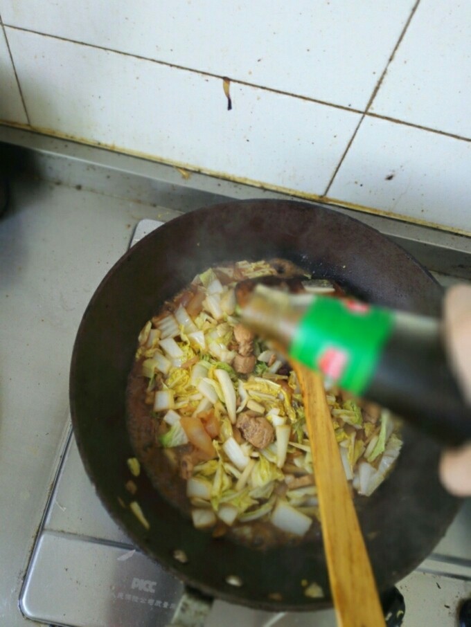 白菜猪肉炖粉条,翻炒至白菜软化,加入适量耗油翻炒