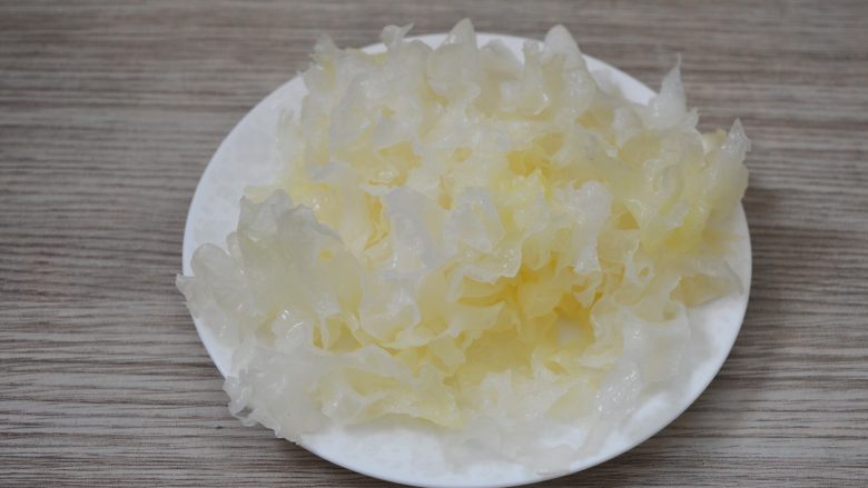 桃胶银耳羹,把银耳撕成小朵