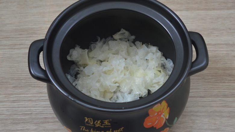 桃胶银耳羹,银耳放入砂锅