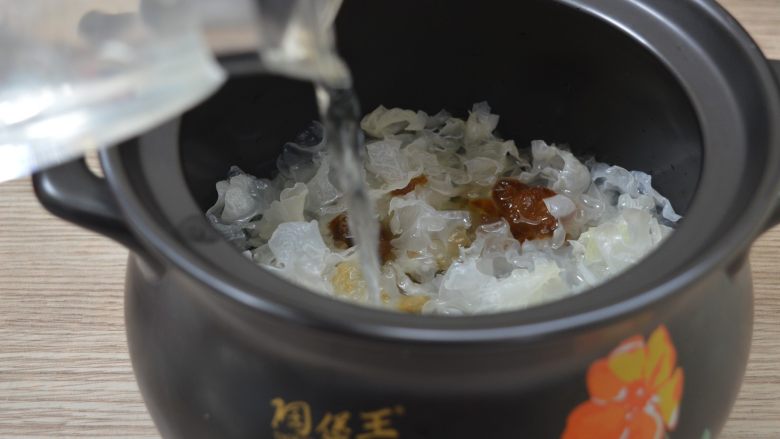 桃胶银耳羹,加入适量的水