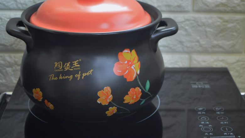 桃胶银耳羹,开启电陶炉,大火烧开后,转小火开始炖煮