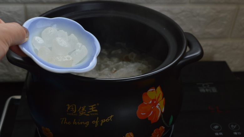 桃胶银耳羹,待银耳熬至透明呈胶质状,放入<a style='color:red;display:inline-block;' href='/shicai/ 866'>冰糖</a>