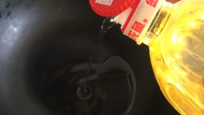鲜豆角炒土鸡蛋,锅加热就倒入适量食用油(测试油是否热方法同上)