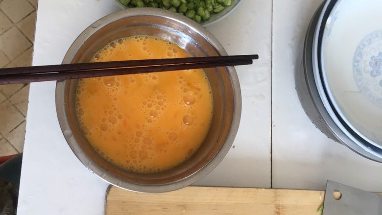 鲜豆角炒土鸡蛋,鸡蛋调好。(调越碎越好。)