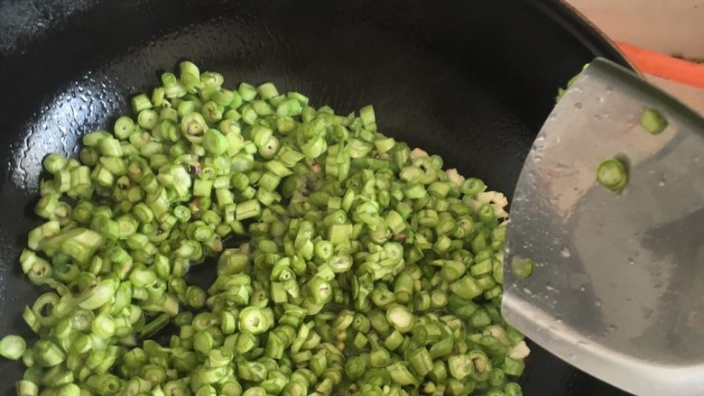 鲜豆角炒土鸡蛋,不断翻炒至8成熟。(加适量盐)