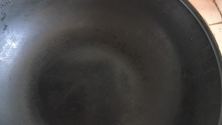 鲜豆角炒土鸡蛋,油锅加热(测试方法:水干后,手心向下距离过底10cm的地方。感觉温度超过40摄氏度即好)