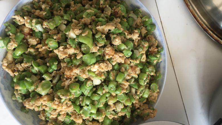 鲜豆角炒土鸡蛋,好出锅,忍不住尝了下(如果加点虾仁会更加不错。
