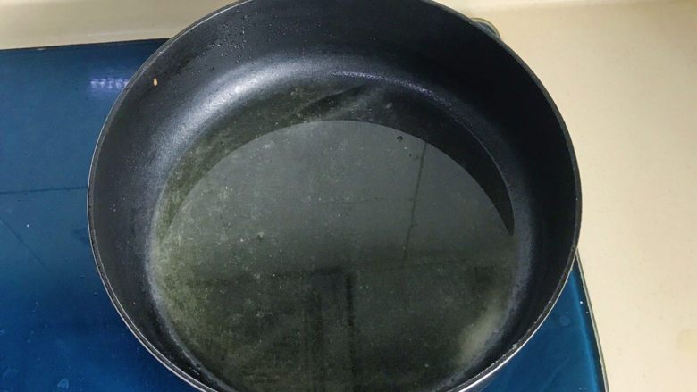 桂雨山药,锅里放适量油,把火调成中火