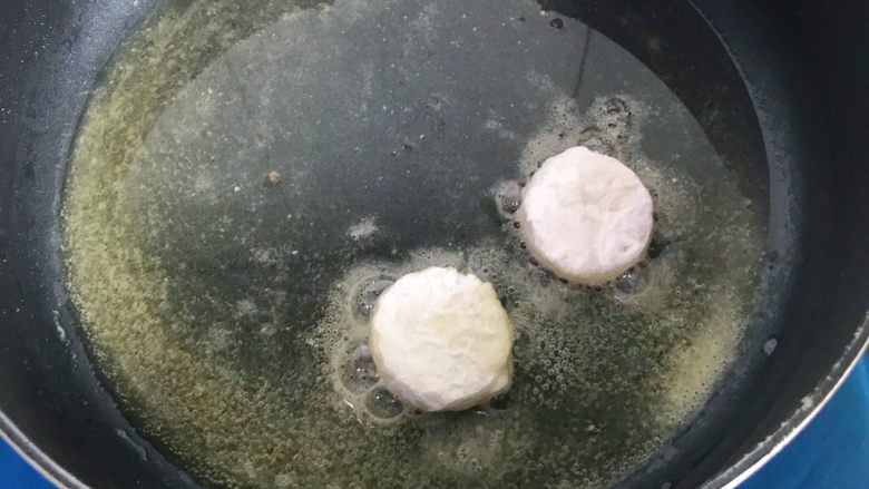 桂雨山药,放进油锅煎,煎2-3分钟,翻面继续煎