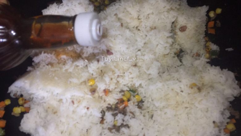 沙茶牛肉饭,倒入约2勺鱼露(具体用量可按喜好添加)