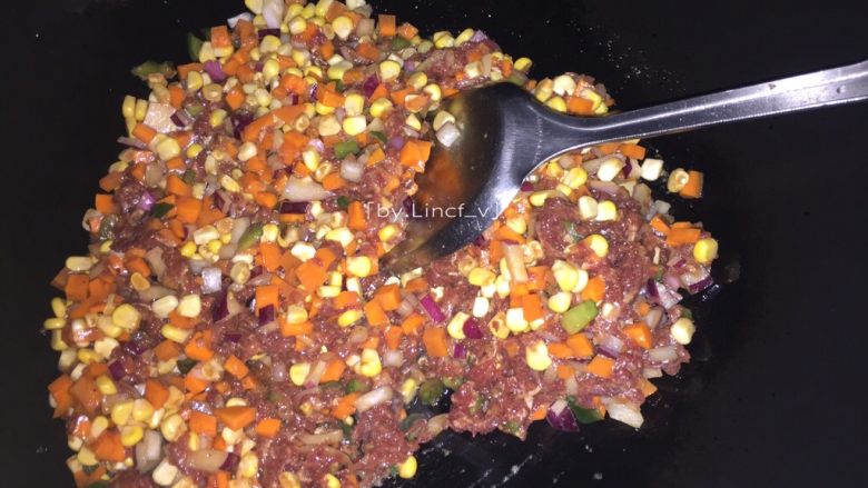 沙茶牛肉饭,倒入搅拌好的牛肉蔬菜,炒至变色