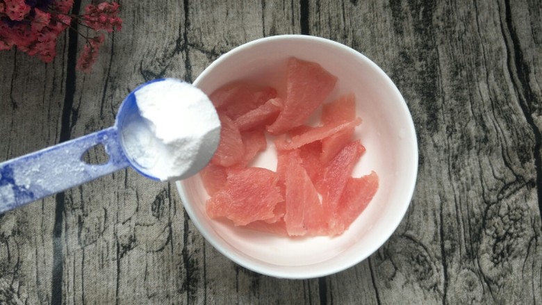 闷汁土豆片,<a style='color:red;display:inline-block;' href='/shicai/ 429'>瘦肉</a>切成薄片,加一勺生粉