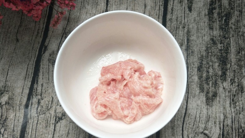闷汁土豆片,抓匀,静置两三分钟