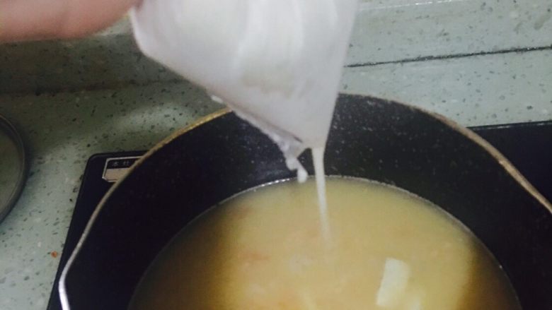 虾汁蔬菜疙瘩鱼汤面 宝宝辅食12M+,将弄好的面糊倒入食品袋或者裱花袋中,剪一个小口挤入汤锅中煮熟