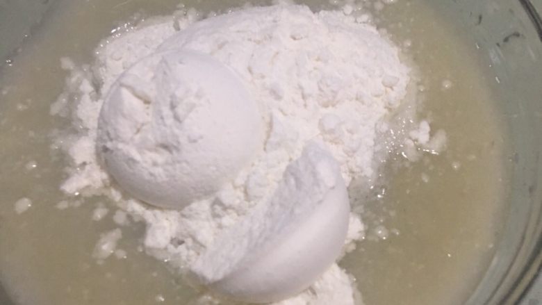虾汁蔬菜疙瘩鱼汤面 宝宝辅食12M+,碗中加入4勺面粉混匀,成老酸奶状即可