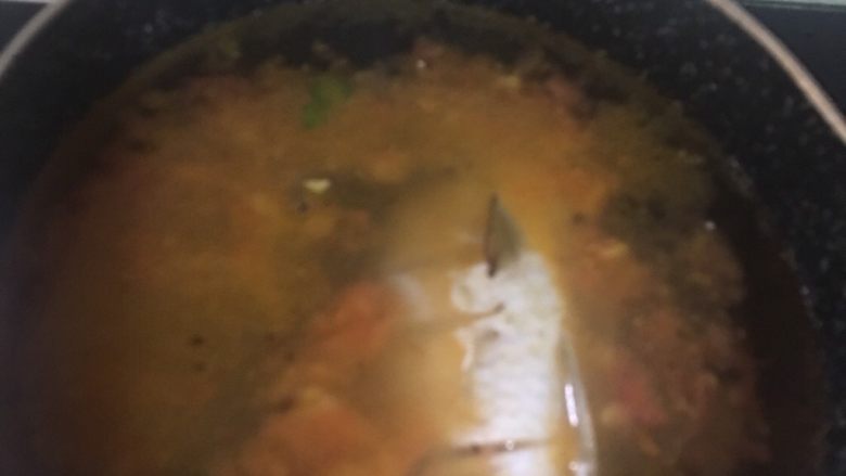 虾汁蔬菜疙瘩鱼汤面 宝宝辅食12M+,锅中加入适量水,,水烧开后放入<a style='color:red;display:inline-block;' href='/shicai/ 465'>豆腐</a>和鲫鱼大火煮15分钟