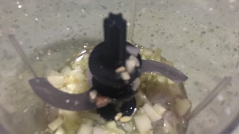 虾汁蔬菜疙瘩鱼汤面 宝宝辅食12M+,将虾和黄瓜碎放入辅食机中,加入适量水打成汁
