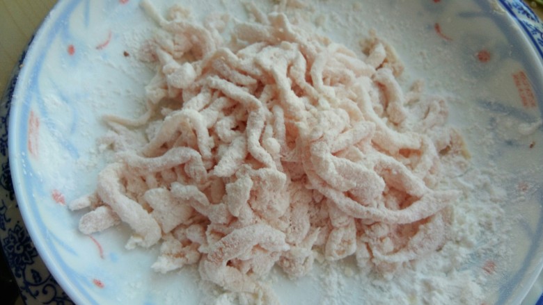 肉炒三丝,瘦肉丝放入淀粉,抓均匀,用力捏几下