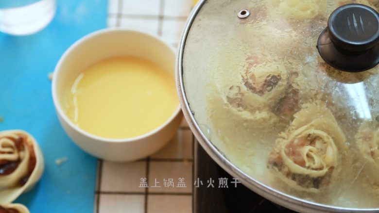 玫瑰花抱蛋煎饺,煎一会儿后倒入半碗水,盖盖小火煎干