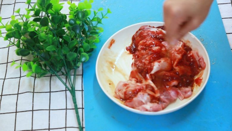 愤怒的汉堡(平底锅版),腌鸡腿肉 加入辣椒酱,生抽,盐,麻油,花椒,为了红红哒就是要放辣椒酱,其他材料根据自己的口味放。
