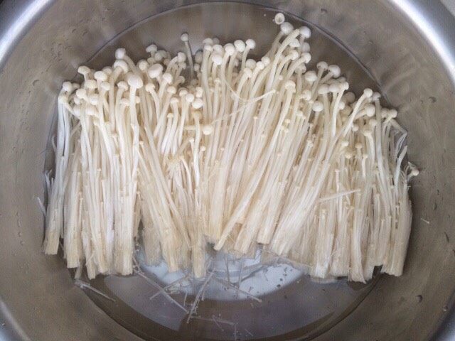 椒香金针菇,金针菇切掉根部,用水泡一泡