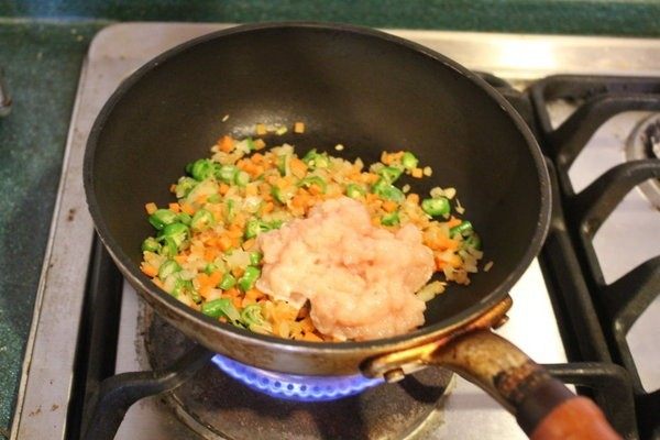 土豆章鱼烧,加入鸡绞肉炒至鸡肉变色。