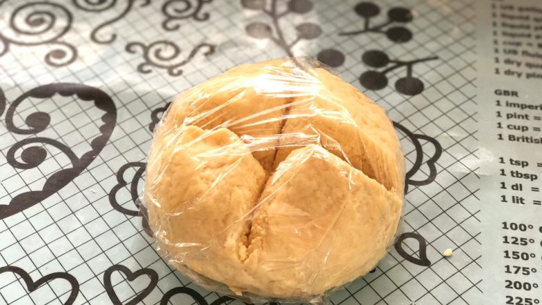 牛角可颂,然后包上保鲜膜放入冰箱冷藏醒最少40分钟,时间允许的话最好是4个小时。