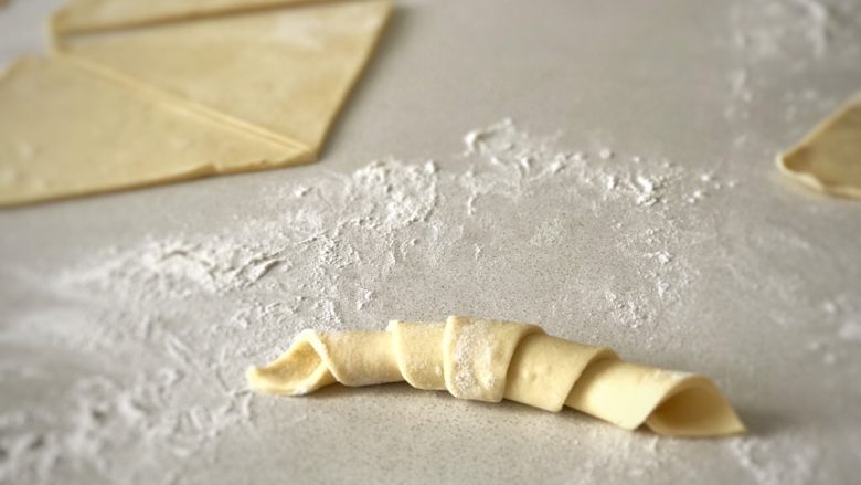牛角可颂,卷完之后,将最后的尖角压在底下(忘了將兩頭勾回來成牛角狀,現在是羊角狀😂)