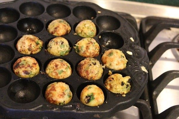 土豆章鱼烧,烤好一面后,再翻面再烤。