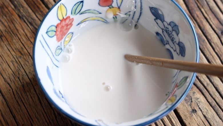 陈皮糖醋排骨,调勾芡汁:生粉两勺,再放入少许清水,搅拌均匀即可