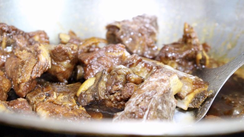 陈皮糖醋排骨,排骨大火收汁,倒入勾芡汁