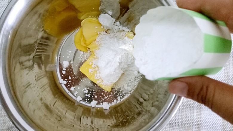 柠檬饼干,放糖分,用刮刀充分融合