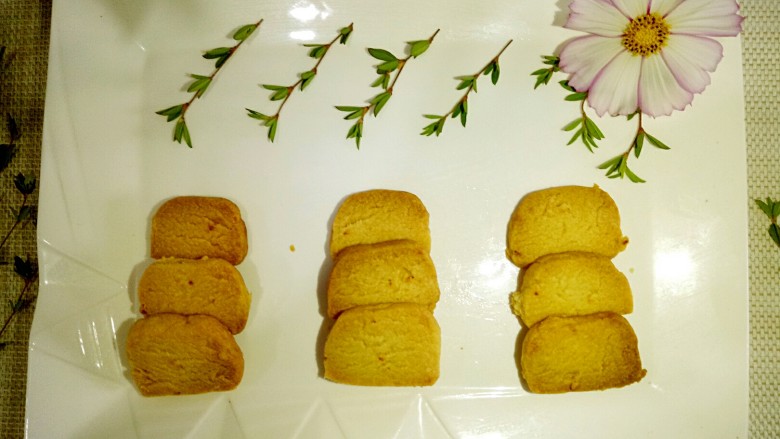 柠檬饼干,各家的烤箱脾气不同,不要烤太干了哦,难咬。