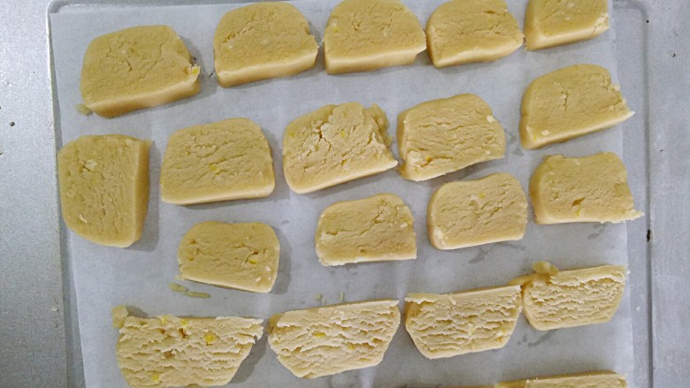 柠檬饼干,放到饼干纸,烤箱预热,入烤箱,中盘,上下180,15分钟