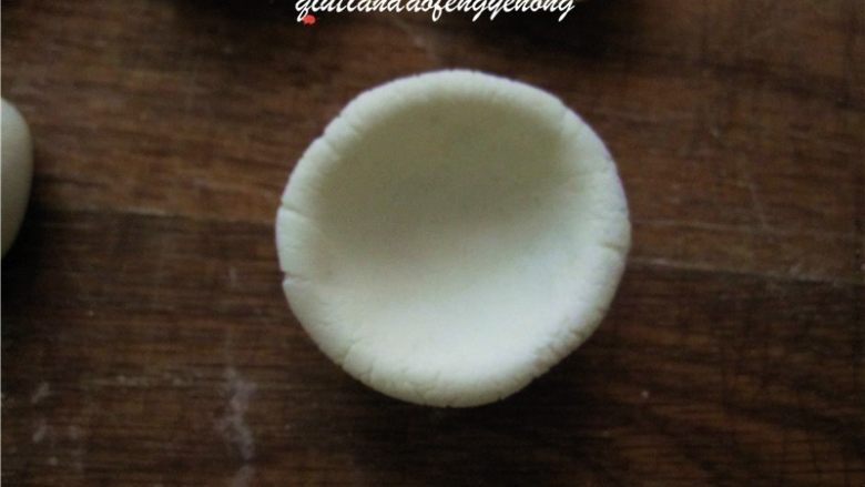 土豆糯米饼,取一面团,用大拇指按一小窝。