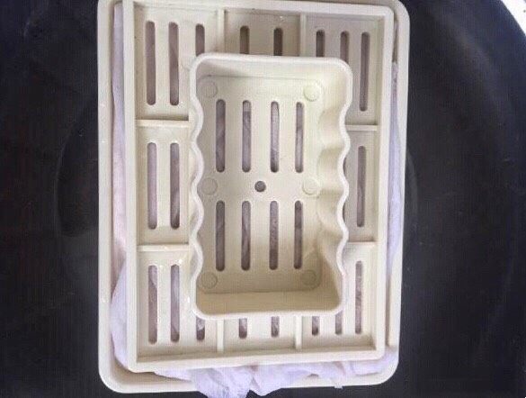 手工自制豆腐~纯天然无添加,用重物压一个小时以上,这步我会用盆装上水来重压,让其减少水分形成豆腐。